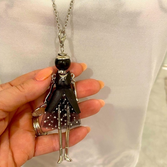 NWT Fashionable pendant on long silver chain - Picture 7 of 10